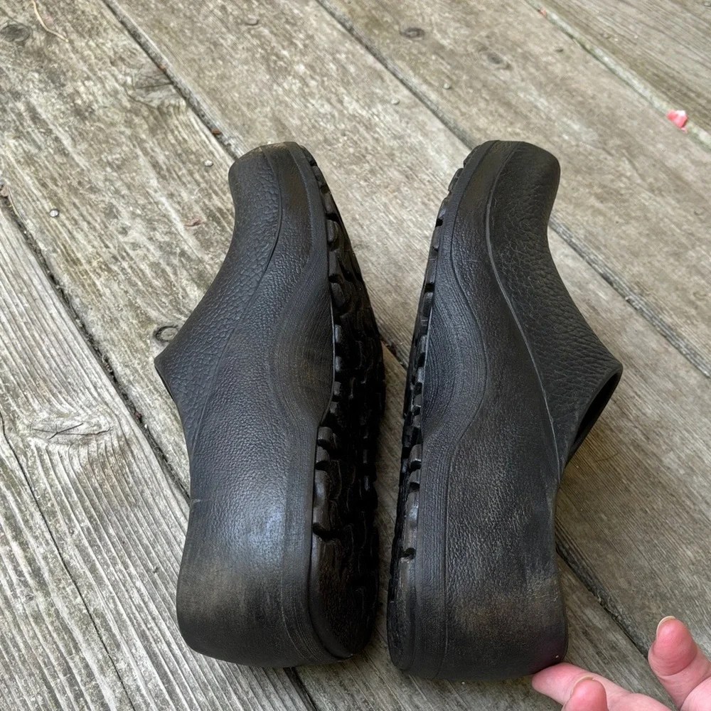 Birkenstock Textured Black Slip-On Clogs 39N L8M6 - Picture 3 of 11